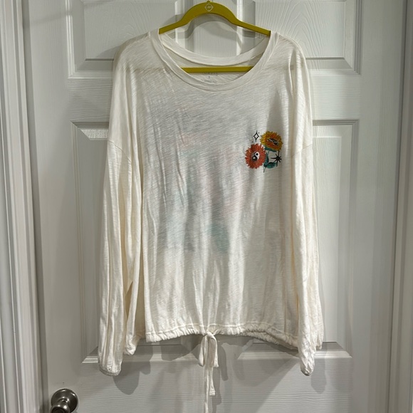 Torrid white long sleeve top. Size 3 (22-24). - Picture 1 of 6